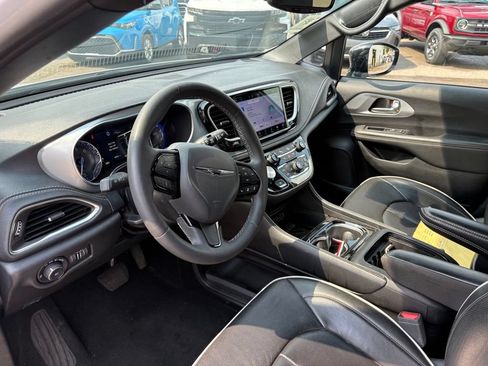 Used 2025 Chrysler Pacifica Limited FWD image 7