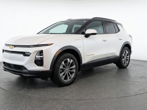 Used 2025 Chevrolet Equinox LT image 3