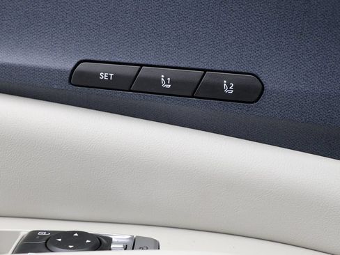 Used 2025 Kia Carnival EX FWD image 28