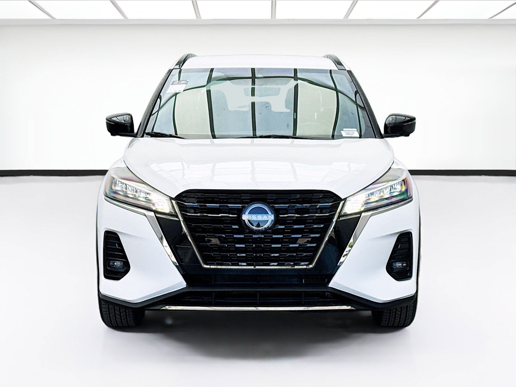 Used 2023 Nissan Kicks SR w/ Interior Electronics Package FWD image 2