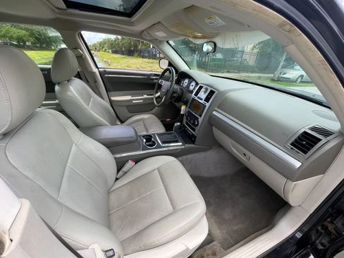 Used 2010 Chrysler 300 Touring RWD image 21