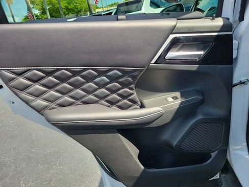 Used 2023 Mitsubishi Outlander 4WD Plug-In Hybrid image 10