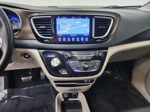 Used 2017 Chrysler Pacifica Touring-L FWD image 17