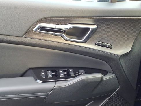 Used 2025 Kia Sportage SX image 25