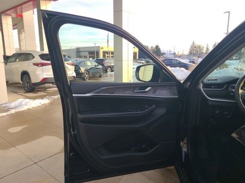 Used 2023 Jeep Grand Cherokee L Limited image 18