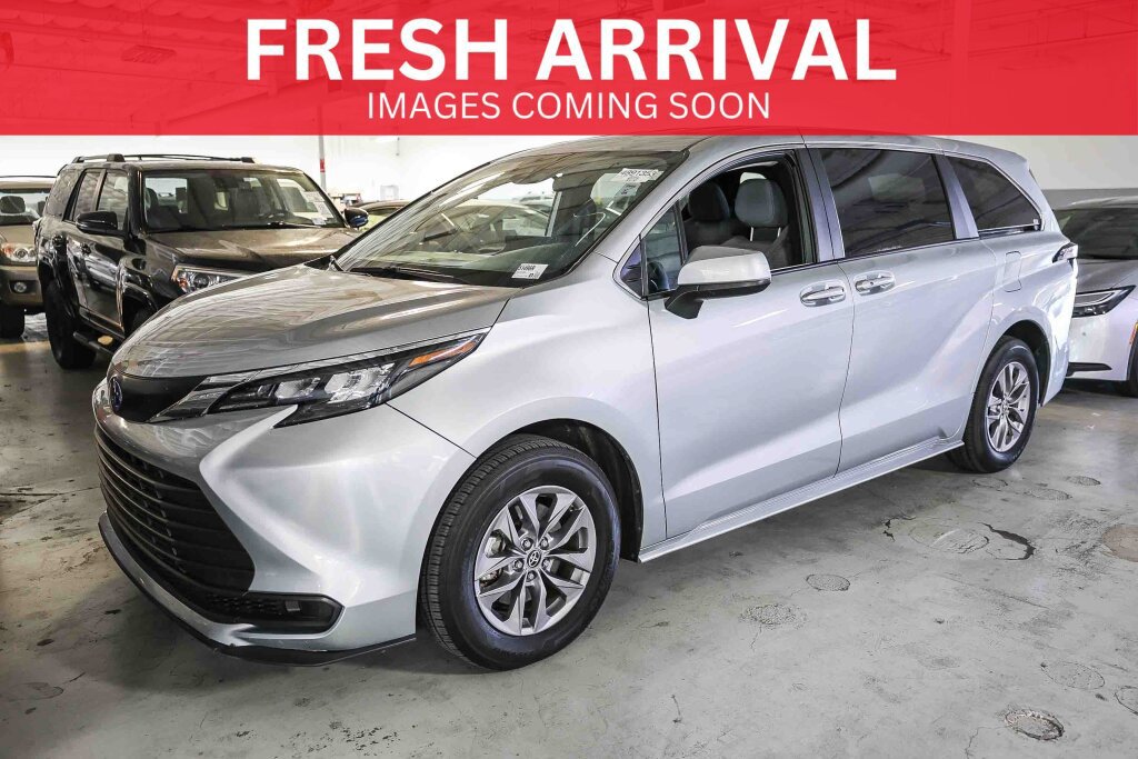 Used 2025 Toyota Sienna LE FWD image 1