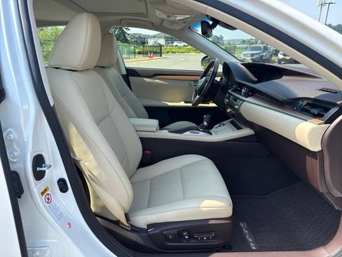 Used 2017 Lexus ES 300h w/ Navigation System Package FWD image 10