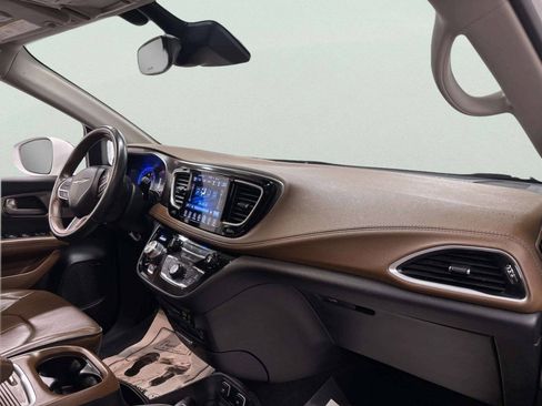 Used 2017 Chrysler Pacifica Limited FWD image 40