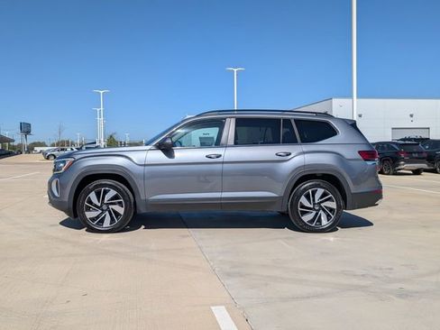 Used 2025 Volkswagen Atlas SE image 3