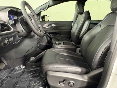 New 2026 Chrysler Pacifica Select FWD image 21