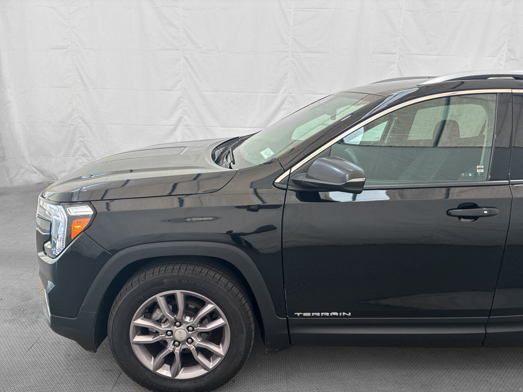 Used 2024 GMC Terrain SLT AWD/4WD image 3