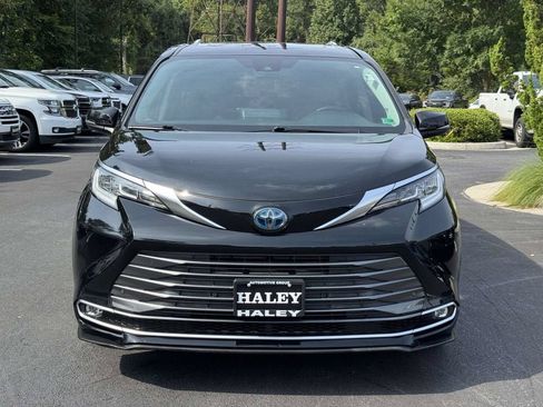 Used 2021 Toyota Sienna Limited FWD image 28