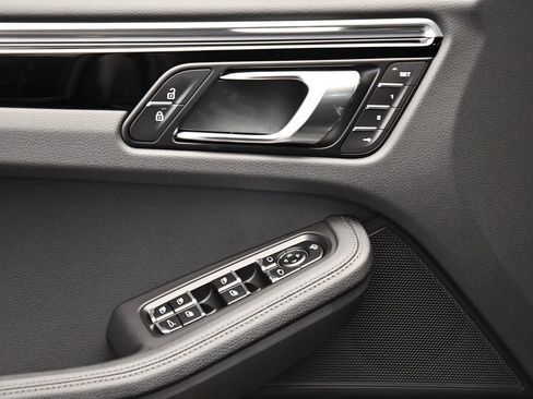 Used 2025 Porsche Macan image 34