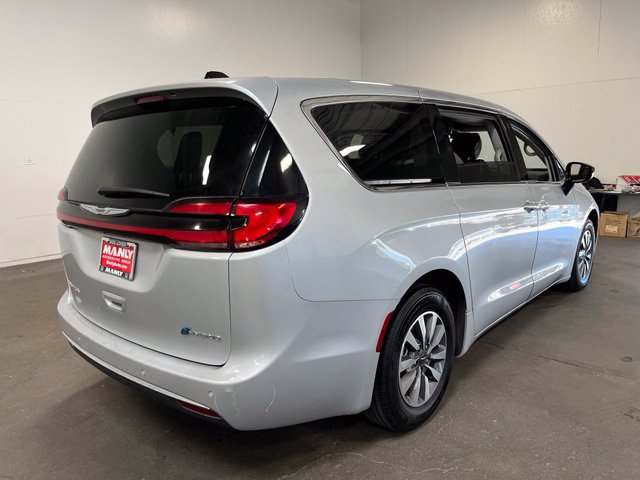 Used 2024 Chrysler Pacifica Limited FWD image 3