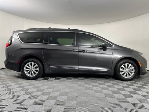 Used 2017 Chrysler Pacifica Touring-L image 8