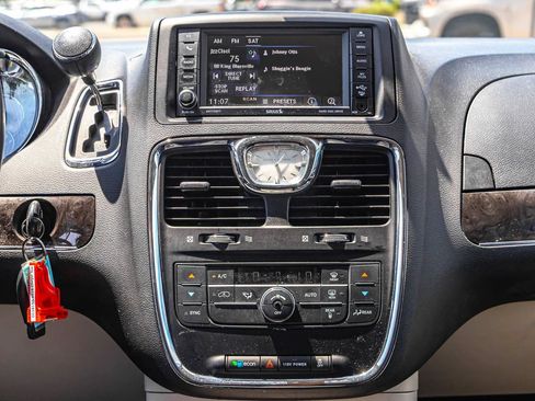 Used 2016 Chrysler Town & Country Touring FWD image 15