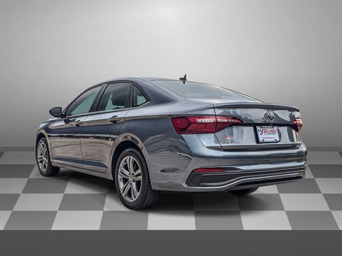 Used 2024 Volkswagen Jetta SE FWD image 4
