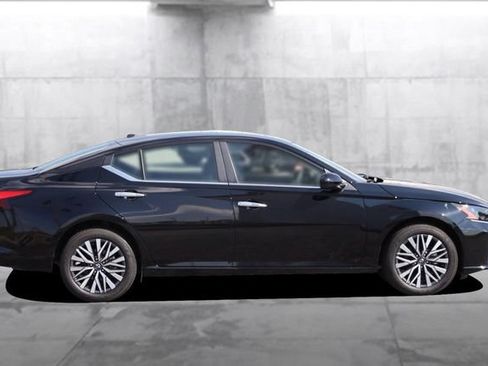 Certified 2025 Nissan Altima 2.5 SV w/ SV Premium Package AWD/4WD image 5