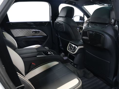 Used 2022 Bentley Bentayga AWD/4WD image 38