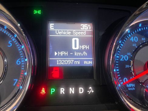 Used 2015 Chrysler Town & Country Touring-L image 13