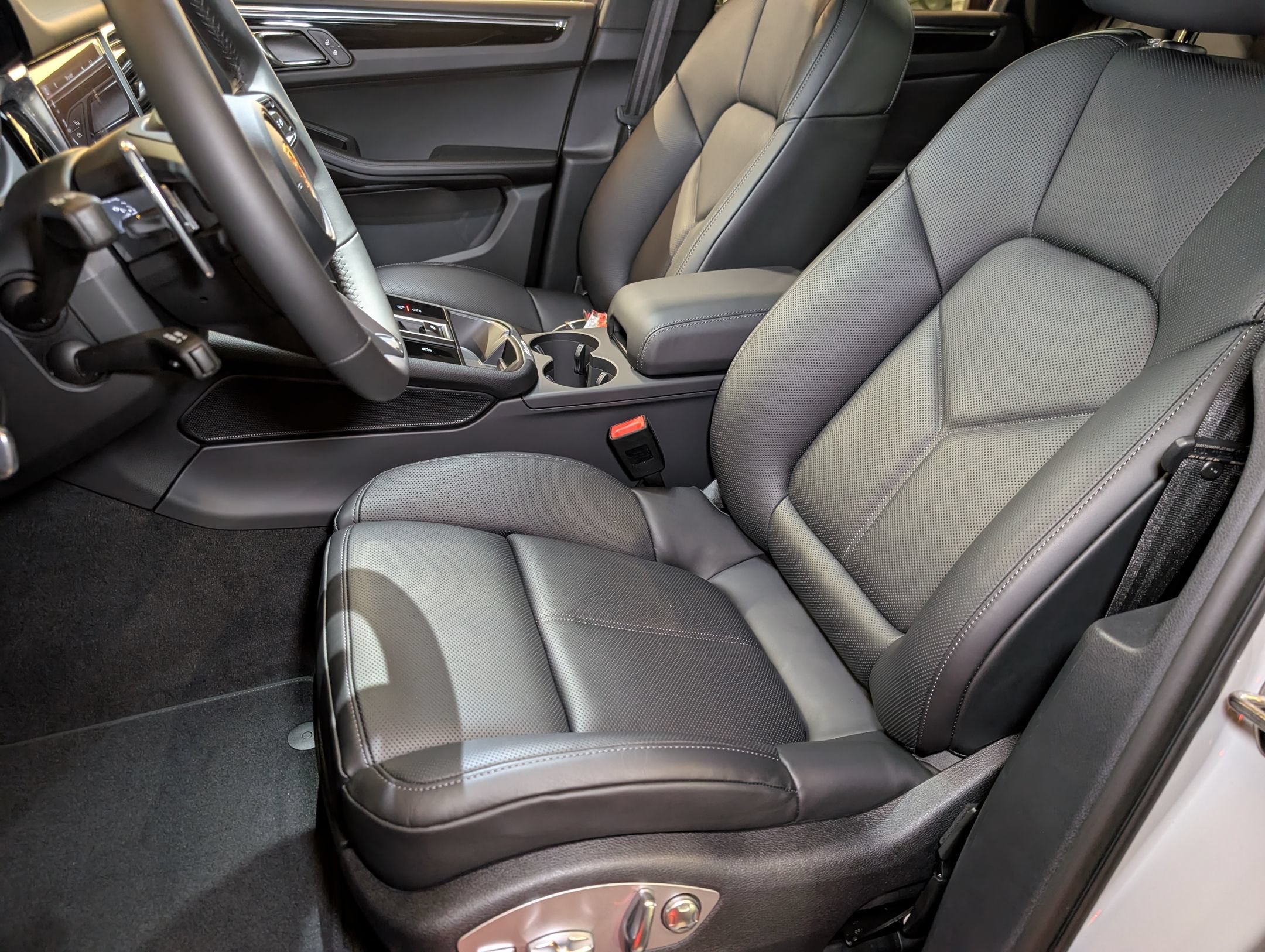 Used 2026 Porsche Macan Turbo AWD/4WD image 5