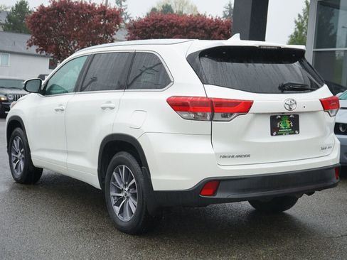 Used 2017 Toyota Highlander XLE AWD/4WD image 3