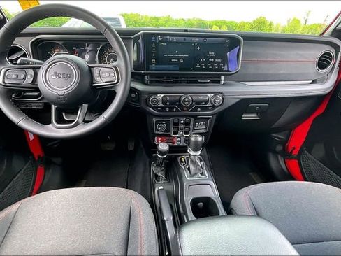 Used 2025 Jeep Wrangler Unlimited Rubicon AWD/4WD image 7