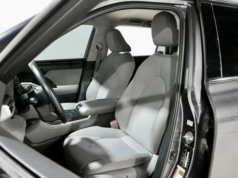 Used 2021 Toyota Highlander LE image 3