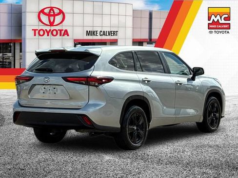 Used 2024 Toyota Highlander LE FWD image 5