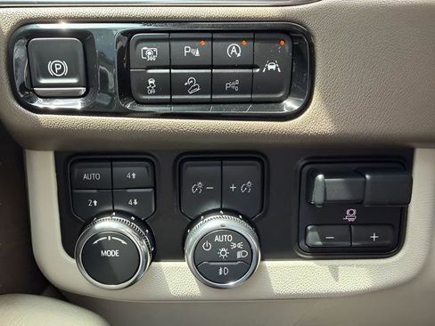 Used 2025 GMC Yukon Denali w/ Denali Reserve Package AWD/4WD image 15