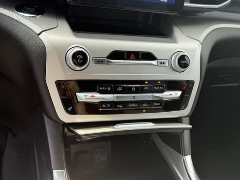 Used 2022 Ford Explorer XLT w/ Equipment Group 202A image 24