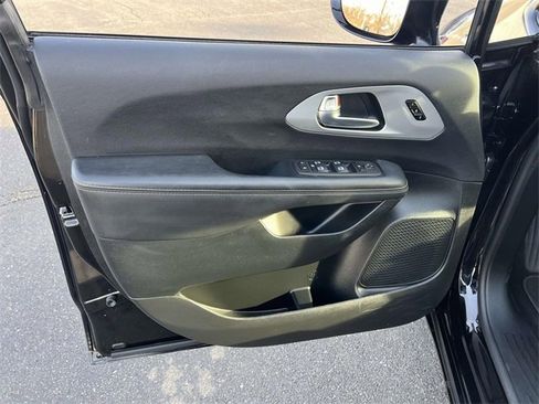 Certified 2025 Chrysler Pacifica Limited image 10