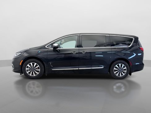 Used 2023 Chrysler Pacifica Limited FWD image 2