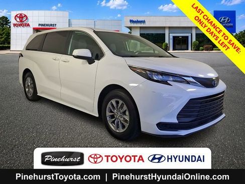 Used 2025 Toyota Sienna LE FWD image 1