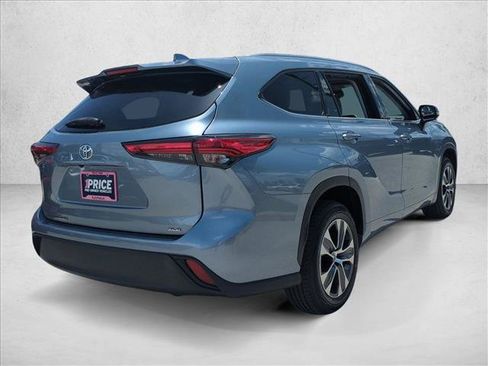 Used 2022 Toyota Highlander XLE FWD image 5