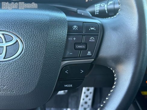 Used 2025 Toyota Camry SE w/ Convenience Package image 18