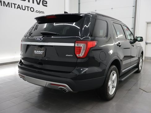 Used 2017 Ford Explorer XLT w/ Equipment Group 202A AWD/4WD image 4