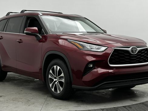 Used 2020 Toyota Highlander XLE image 3
