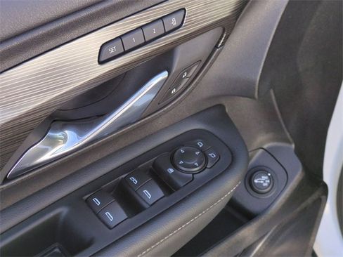 Used 2024 GMC Terrain SLT image 13