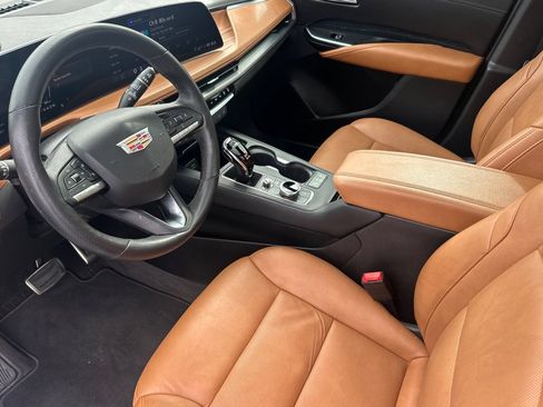 Used 2025 Cadillac XT4 Sport w/ LPO, Onyx Lite Package FWD image 11