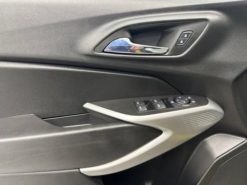 Used 2024 Chevrolet Trax RS w/ Sunroof Package FWD image 9