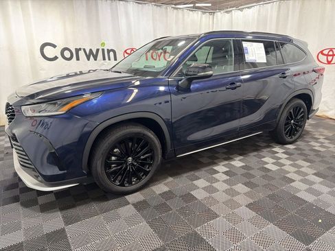Used 2025 Toyota Highlander XSE AWD/4WD image 4