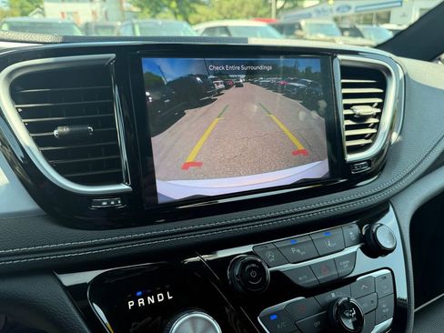 Used 2025 Chrysler Pacifica Limited FWD image 39