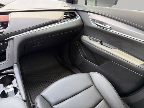Used 2025 Cadillac XT6 Luxury FWD image 16