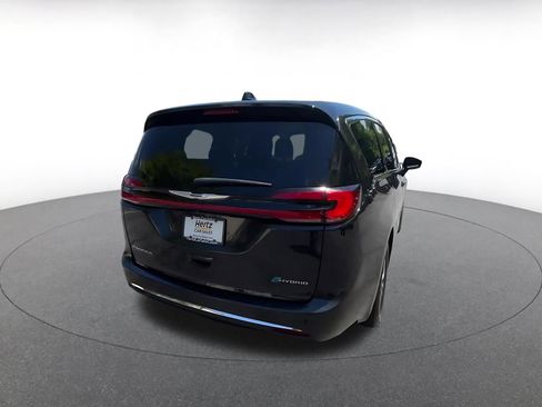 Used 2023 Chrysler Pacifica Touring-L FWD image 14