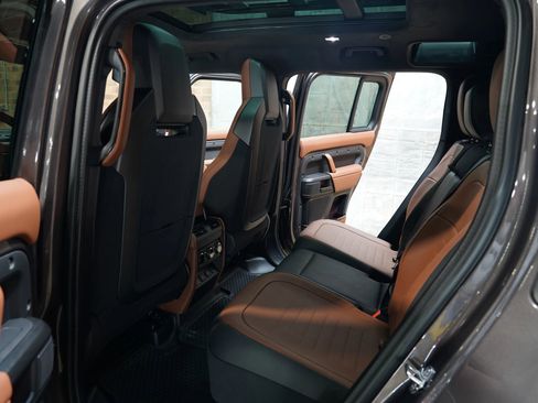 Used 2025 Land Rover Defender 110 image 55