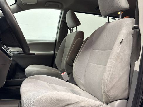 Used 2020 Toyota Sienna L image 30