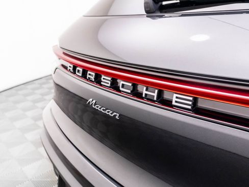 Certified 2026 Porsche Macan AWD/4WD image 33
