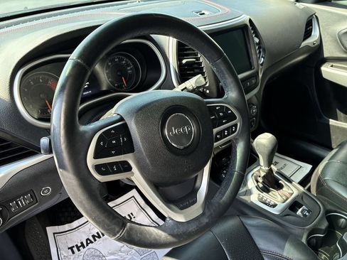 Used 2017 Jeep Cherokee Trailhawk AWD/4WD image 14