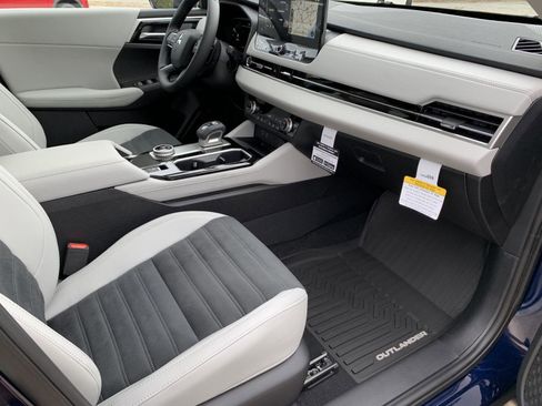 New 2025 Mitsubishi Outlander SE image 26